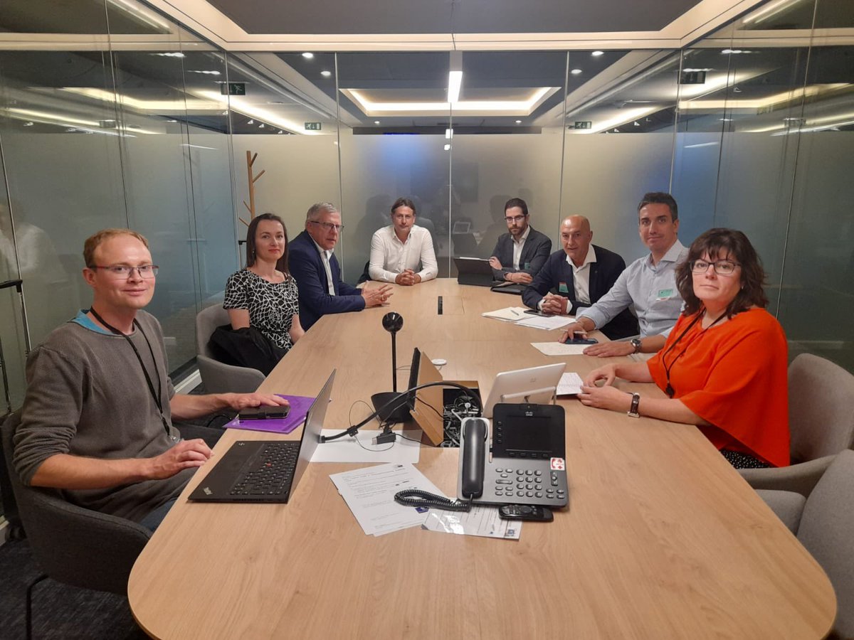 AleDrivers's tweet photo. Meeting in the European #Parliament with different #MEP’s from the @EP_Transport to share our concerns regarding the revision of the #TrainDrivers' Directive 👩🏻‍✈️👨🏻‍✈️

- Safety
- Training
- Harmonisation
- Social dumping

The Directive should improve the Sector and make it attractive https://t.co/tPkYuZG2x1