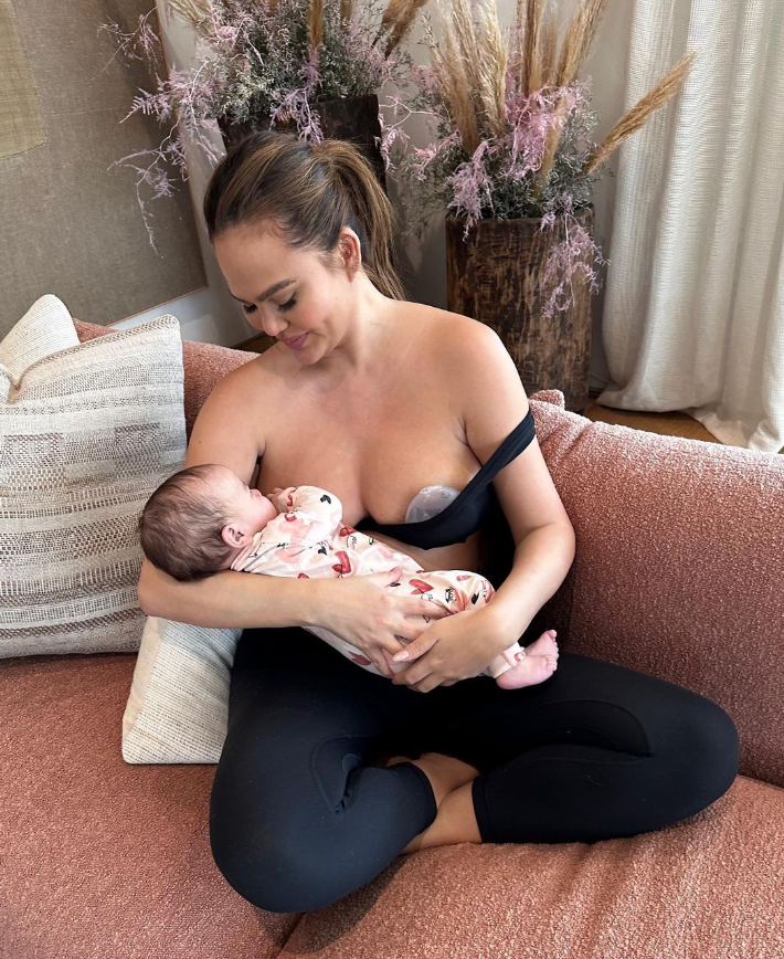 MyPureDelivery's tweet photo. We love when celebs help normalize breastfeeding!!

How cute is @chrissyteigen with baby Esti 🥰🤱

#BreastfeedingMom #normalizebreastfeeding #lactation #thursdaymorning #ThursdayMotivation https://t.co/3j5nAUsUoX
