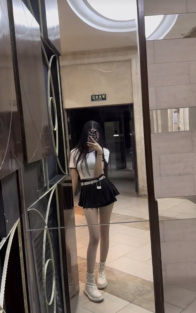 xiao2803's tweet photo. 明天如果整这个造型的话需要几点起床啊？😅 #四川 #成都 #都江堰 #身材 #人妻 #反差 #少妇 #同城 https://t.co/CXS37XkNH2