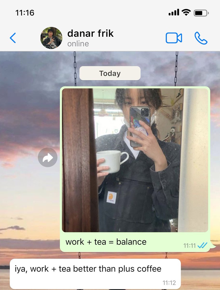 jwaisuh's tweet image. bukan ngabarin, tapi salah kirim
   : doyoung few tweets au