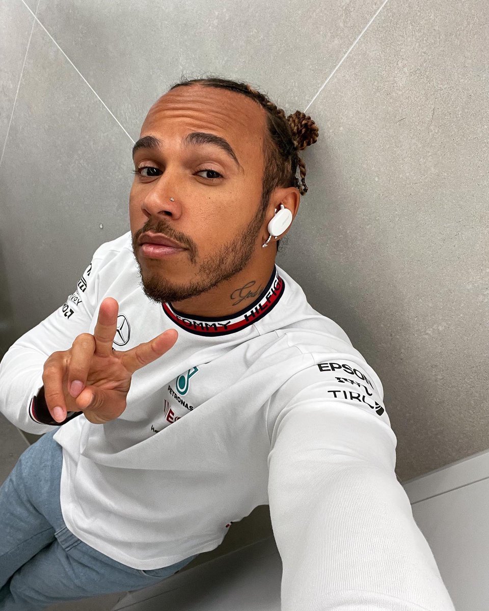 elise___h's tweet photo. #f1twitterselfieday with Sir Lew 💜💜 https://t.co/T1BTfJf6WV