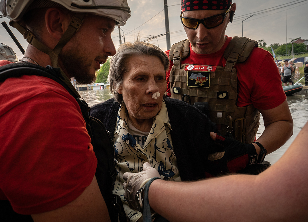 PJaracz's tweet photo. "Do you have any other place to live? - No" Answered elderly couple rescued from their sinking home.

Scenes from flooded #Kherson. Dam destruction caused immeasurable suffering of civilian population and an ecological catastrophe.

#херсон #warinukraine #ukraine #NovaKakhovka https://t.co/IVljVaj7tL