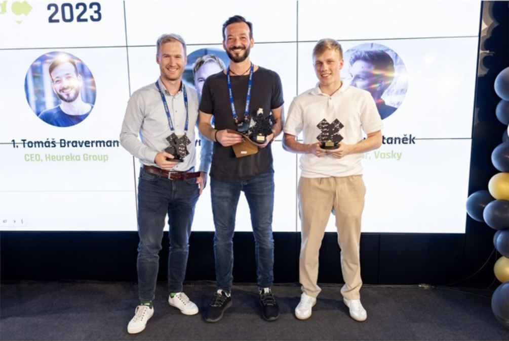 Vlastně nevím, jestli si to úplně zasloužím, ale vyhrál jsem e-commerce osobnost roku. 🥳
Díky moc porotě a organizujícímu <a href="/shopsyscz/">Shopsys</a> , ale díky hlavně celé <a href="/heurekacz/">Heureka.cz</a>. Lídr je silný pouze tak, jak silný je jeho tým. A já mám skvělý tým! 🙏
A samozřejmě velká gratulace