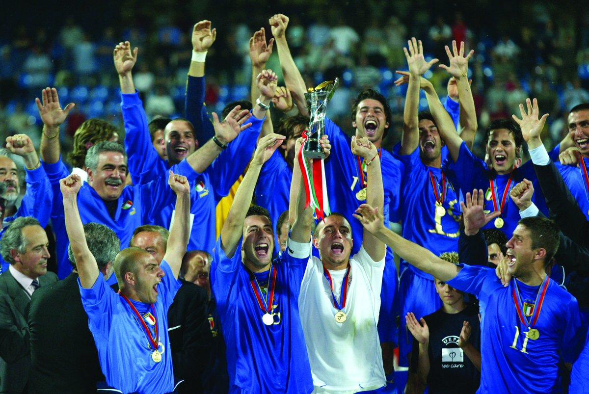 #8giugno 2004 🗓️ 
A Bochum, in Germania, gli #Azzurrini di Claudio Gentile battono in finale la Serbia e Montenegro 3-0 e conquistano il quinto titolo europeo Under 21. 
Per l'#Italia reti di De Rossi, Bovo e Gilardino 🏆

#Under21🇮🇹 #MuseodelCalcio #Coverciano #U21EURO