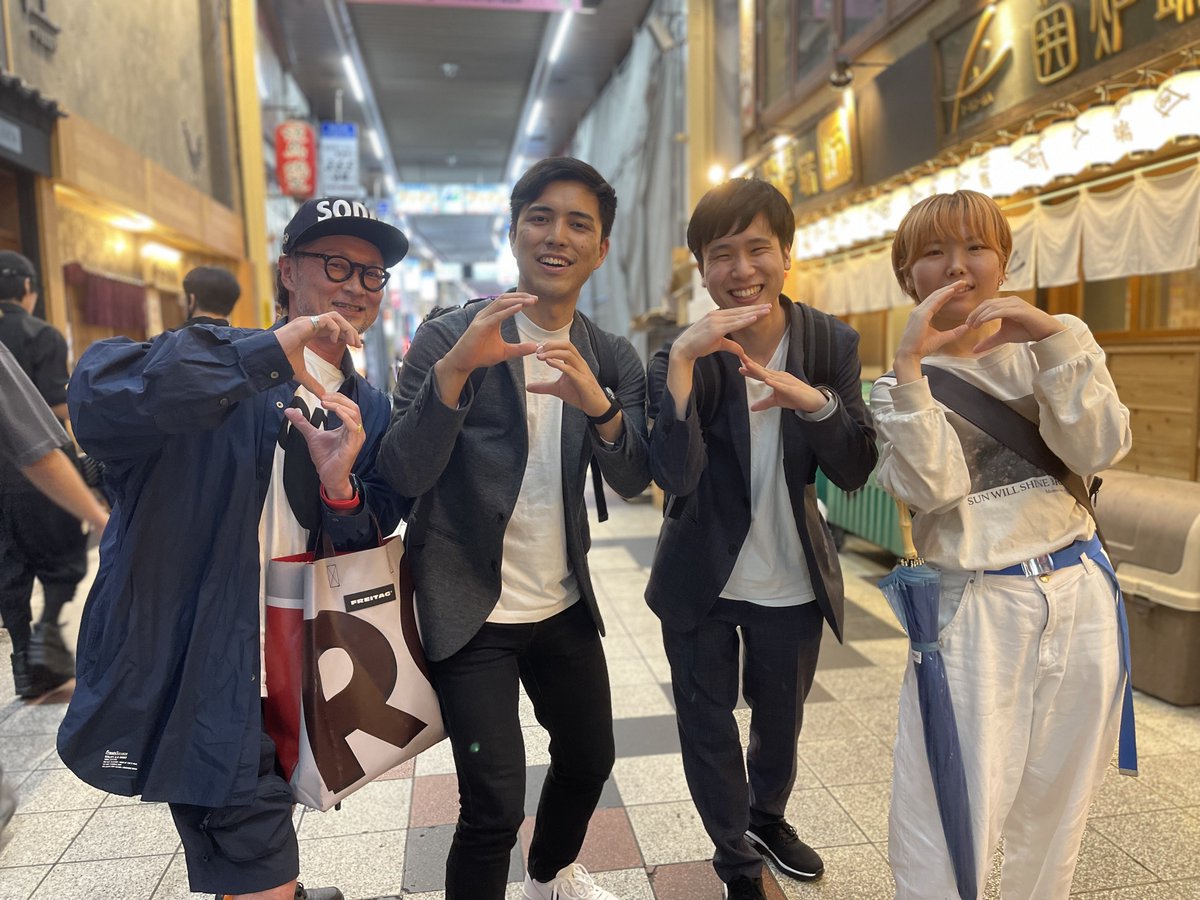 asoda_recruit's tweet photo. とにかく僕にとっては最高の時間でした。トヨマネさん［ @toyomane ］はまじ神！多分ね、みんなが気づいていない社会課題を発見して、図解して問題提起してくれるひと。まさにクリエイティブの塊。すごいよね。あ、そうそうトヨマネさんがやってるシリョサクよろしくお願いしゃす！！サインあざます✍️ https://t.co/PK0BK3226R