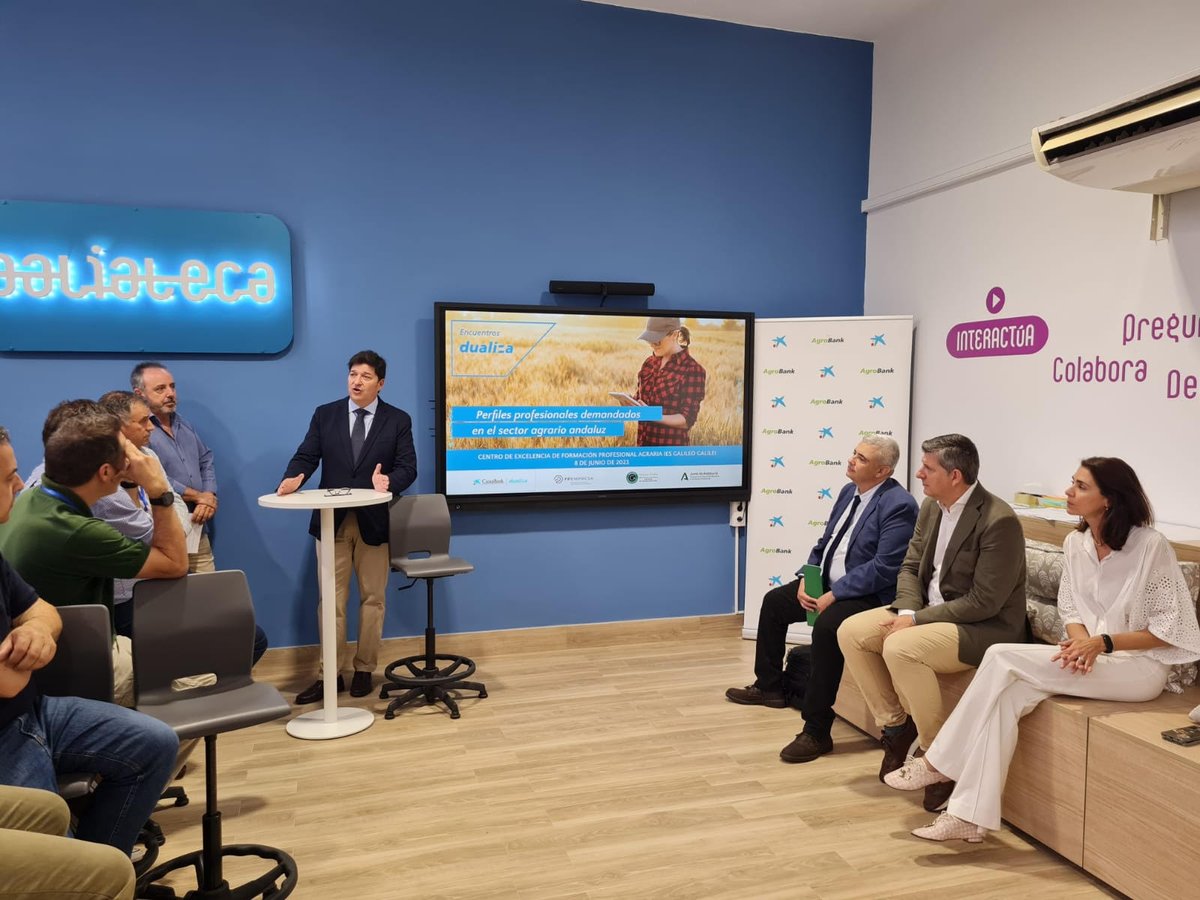 AgroBank_CABK's tweet photo. Hoy hemos celebrado el Encuentro Dualiza Agro Córdoba con el objetivo de detectar perfiles profesionales demandados en el sector agrario andaluz. 

En la apertura han intervenido Juan Fernando Jiménez (@GALILEOCORDOBA), @AntonioJ_Mtnez, Paula San Luis Castellano (@CABK_Dualiza) y @FranAcostaRosa.

#AgroEvents