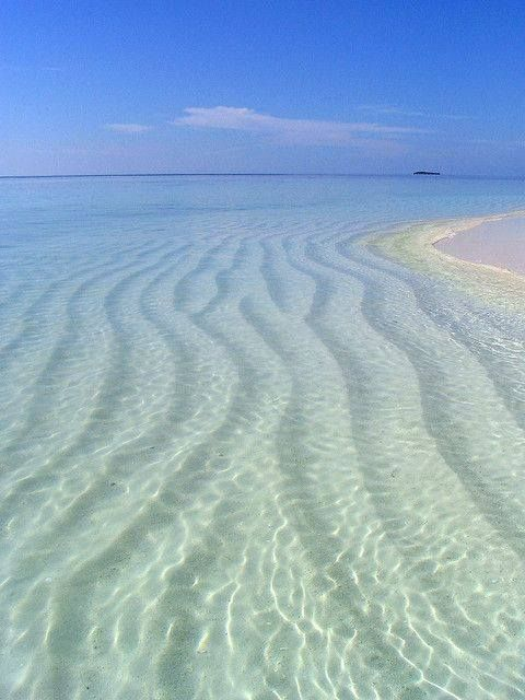 Giovann70806626's tweet photo. Il mare è l’unico essere infinito che si pone umilmente ai nostri piedi, senza mai perdere una briciolo della sua grandezza. (Fabrizio Caramagna) https://t.co/FbEWVbmkbn