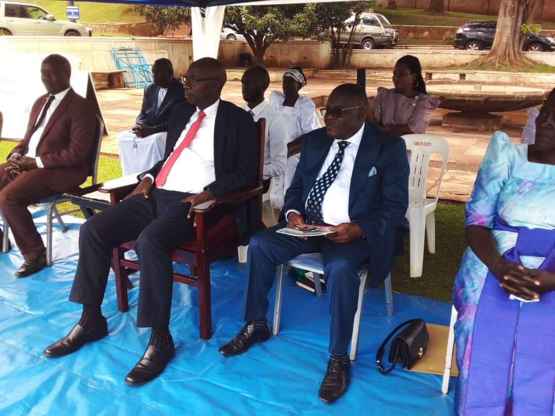 EssazaBuluuli's tweet photo. Katikkiro akubirizza  abantu ba Buganda  okwongera amaanyi mu kutambulira mu Federo ey'ebikolwa. Bino byogeddwa  Oweek. Hajji Amis Kakomo, Minisita Omubeezi Owoobulimi n'obwegassi mu bubaka obumutikiddwa Kamalabyonna ali emitala w'amayanja ku mirimo emitongole. https://t.co/8q1Qyhz7jV