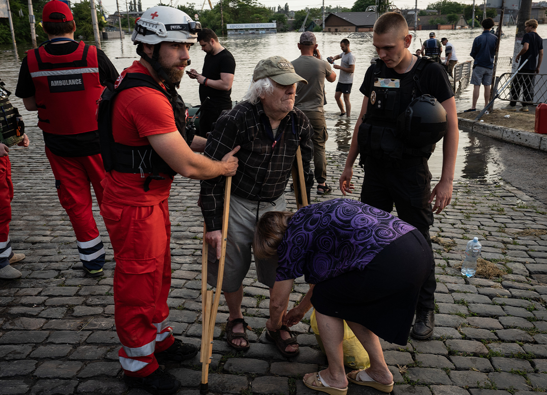 "Do you have any other place to live? - No" Answered elderly couple rescued from their sinking home.  Scenes from flooded #Kherson. Dam destruction caused immeasurable suffering of civilian population and an ecological catastrophe.

#херсон #warinukraine #ukraine #NovaKakhovka