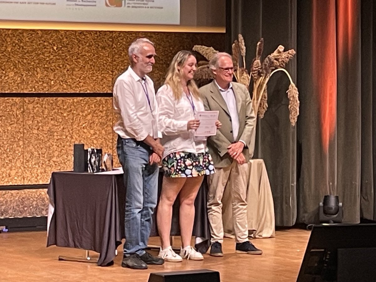 Winner and runner-up of the best student talks ⁦@21CentSorgh2023⁩. ⁦⁦@UQ_News⁩ students Daniel Otwani and Gen Durrington. Go ⁦@QAAFI⁩ ⁦@qaafi_qsa⁩