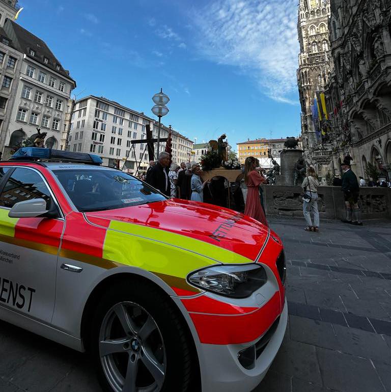 30 ehrenamtliche Sanitäter*innen und ein Notarzt sorgten  bei der Fronleichnamsprozession durch die Münchner Innenstadt für die sanitätsdienstliche Sicherheit. 

Wir besetzten fünf mobile Wachen und eine Unfallhilfsstelle im Rathaus. Die Einsatzkräfte leisteten 14 Mal Hilfe. #BRK