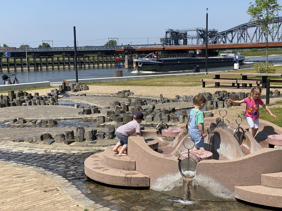 Wat een superplek: kinderen kunnen veilig spelen in stromend water met sluisjes op de IJsselkade in Zutphen. Riviermanagement voor de komende generatie.