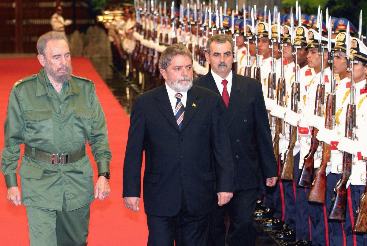 karinamichelin's tweet photo. O Foro de São Paulo existe há mais de 3 décadas, foi ocultado por 16 anos após a sua criação, essa organização criminosa foi criada por Lula e Fidel Castro.

O Foro de São Paulo é uma aliança comunista-socialista que persegue o objetivo de unir todos os países da América Latina e do Caribe sob um modelo muito semelhante ao da União Soviética. Uma das funções básicas do PT é colocar os recursos do estado brasileiro a serviço do movimento comunista mundial.

No 15° aniversário do Foro de São Paulo ( neste ano ele completa 33) as FAARC enviaram uma carta comovente ao PT agradecendo e dizendo: “ Vocês salvaram o movimento comunista na América Latina”.

O encontro que irá acontecer no Brasil, do Foro de São Paulo entre os dias 29 de junho a 2 de julho, nada mais é que a reunião de todos os ditadores que tem como objetivo fomentar a criminalidade e o terrorismo como estratégia revolucionária. Todos os líderes comunistas, socialistas, guerrilheiros e revolucionários estarão presentes no Brasil para discutir junto à Lula a estratégia geopolítica de dominação mundial. É o mesmo esquema que hoje vem sendo colocado em prática pela Rússia e China.

O Foro de São Paulo sempre foi considerado uma teoria da conspiração, hoje ele se apresenta de forma institucional dentro da Presidência da República do Brasil. Indigne-se!
