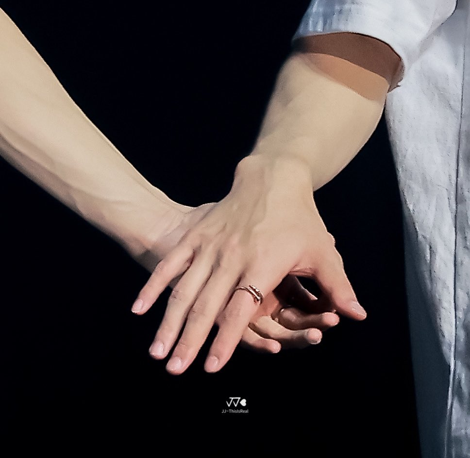 Whenever Jeno and Jaemin hold hands, their Dream ring connects💕