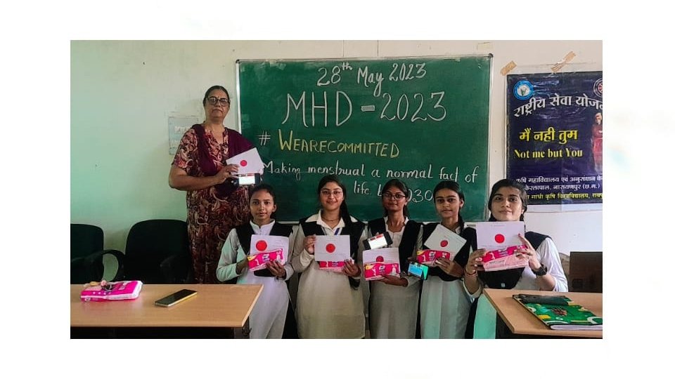 NashineRatna's tweet photo. #Menstruationhygieneday2023 #WeAreCommitted pledge taken &amp; sanitary pads distributed @ashokshrotinss @BhartiyaConnect @PMOIndia @rakesh_koshle @narendramodi @NSSCARS @NssIgkv @YASMinistry @NSSRDBhopal @CarsNRPNss @Rajkumarnss @_NSSIndia @NssrdD @nsstvm @DewaganVeer @NSSRDLucknow https://t.co/O0NePbRsAP