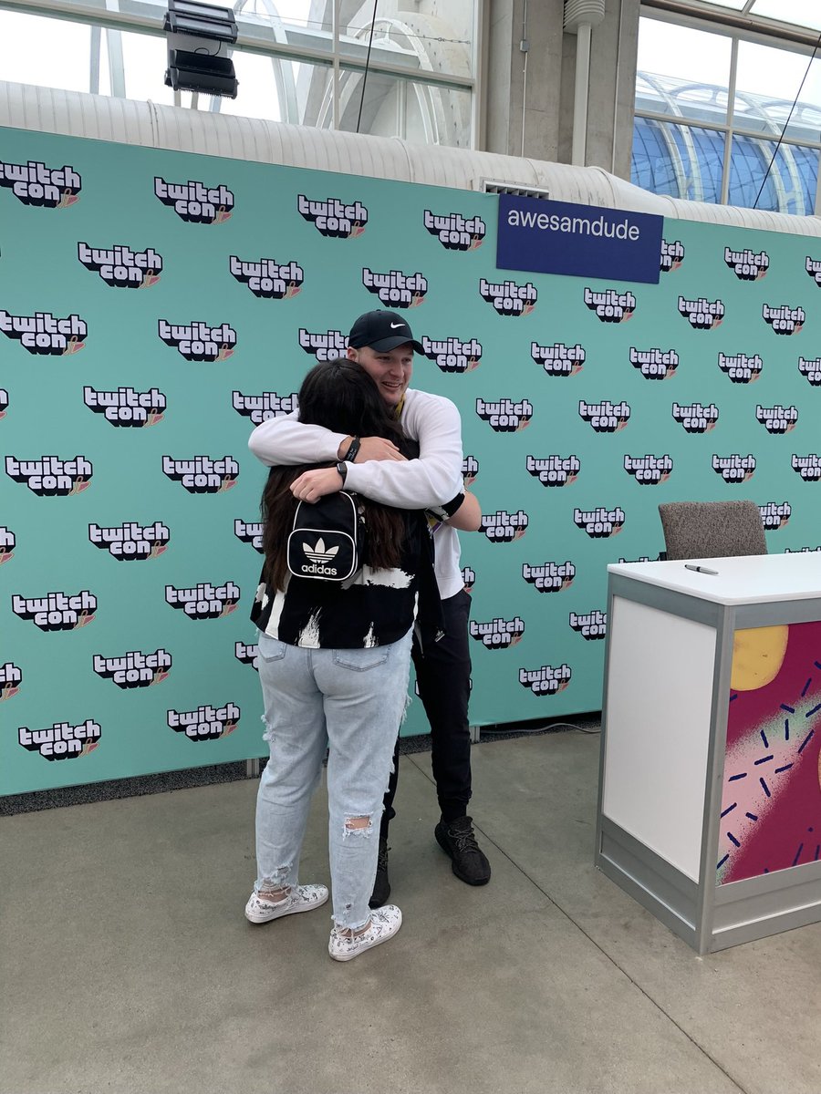 karlsbrock's tweet photo. happy birthday sam!! i am so thankful that i got to meet you at twitchcon SD, you are the sweetest person ever. i hope you have the best day ever, i love you so much <3 #awesamday @theawesamdude @awesam_alt https://t.co/J607nzknol