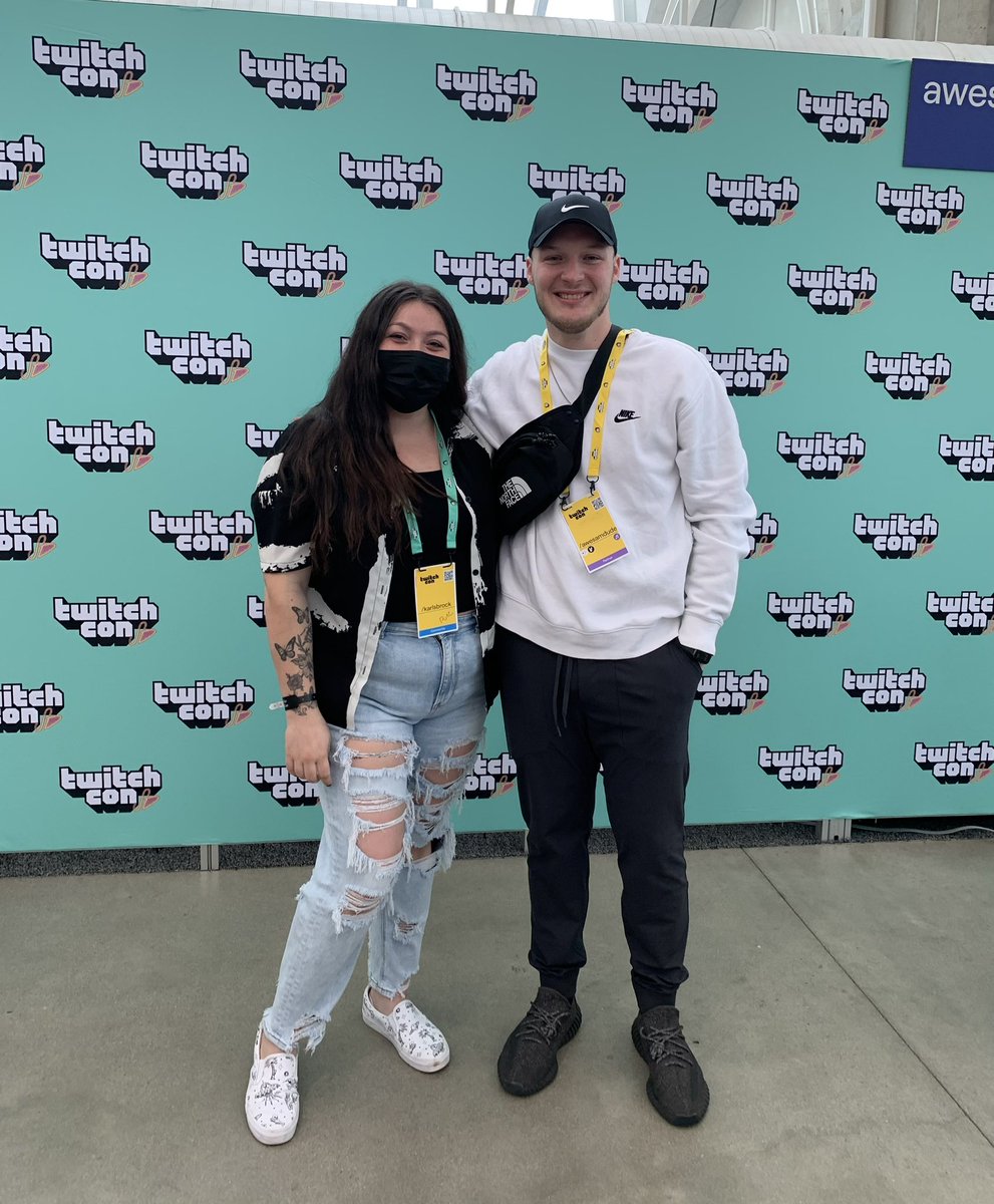 karlsbrock's tweet photo. happy birthday sam!! i am so thankful that i got to meet you at twitchcon SD, you are the sweetest person ever. i hope you have the best day ever, i love you so much <3 #awesamday @theawesamdude @awesam_alt https://t.co/J607nzknol