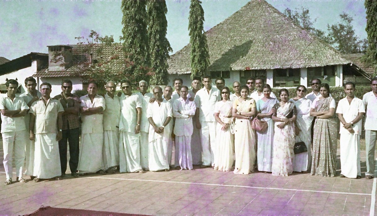 A very rare photograph of the great artistes from. #MalayalamMovie industry ⁦@MalayalamReview⁩ ⁦@ChalchitraT⁩ ⁦@Bollywoodirect⁩ ⁦@igtamil⁩