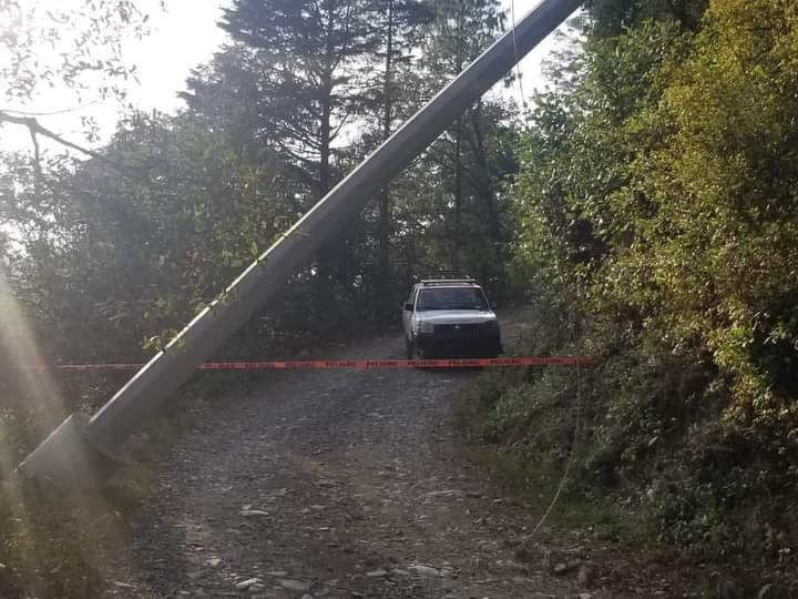 noticiasdeqro's tweet image. #PINAL  | 🚨🌳  Elementos de PC Municipal de Pinal de Amoles en conjunto con personal del departamento de Servicios Municipales, se trasladaron al barrio La Escondida para retirar un árbol que cayó sobre un camino de terracería

noticiasdequeretaro.com.mx/2023/06/08/ret…

#NOTICIASDEQUERETARO
