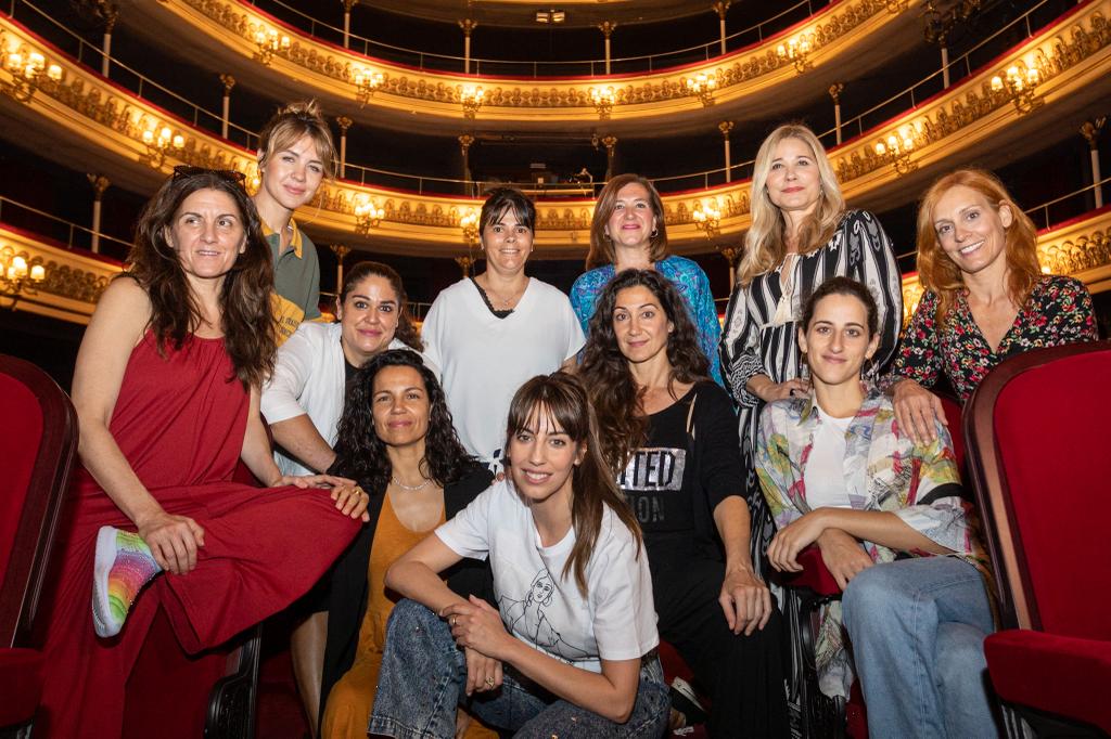 RealZaragoza's tweet photo. La entrenadora del Real Zaragoza femenino, Noemí Navarro, ha arropado a las actrices de la obra musical 𝐋𝐚𝐝𝐢𝐞𝐬 𝐅𝐨𝐨𝐭𝐛𝐚𝐥𝐥 𝐂𝐥𝐮𝐛 que se interpreta en el Teatro Principal 🎭.

⚽ ¡Puedes verla desde hoy hasta el domingo! https://t.co/XswHgotoGw