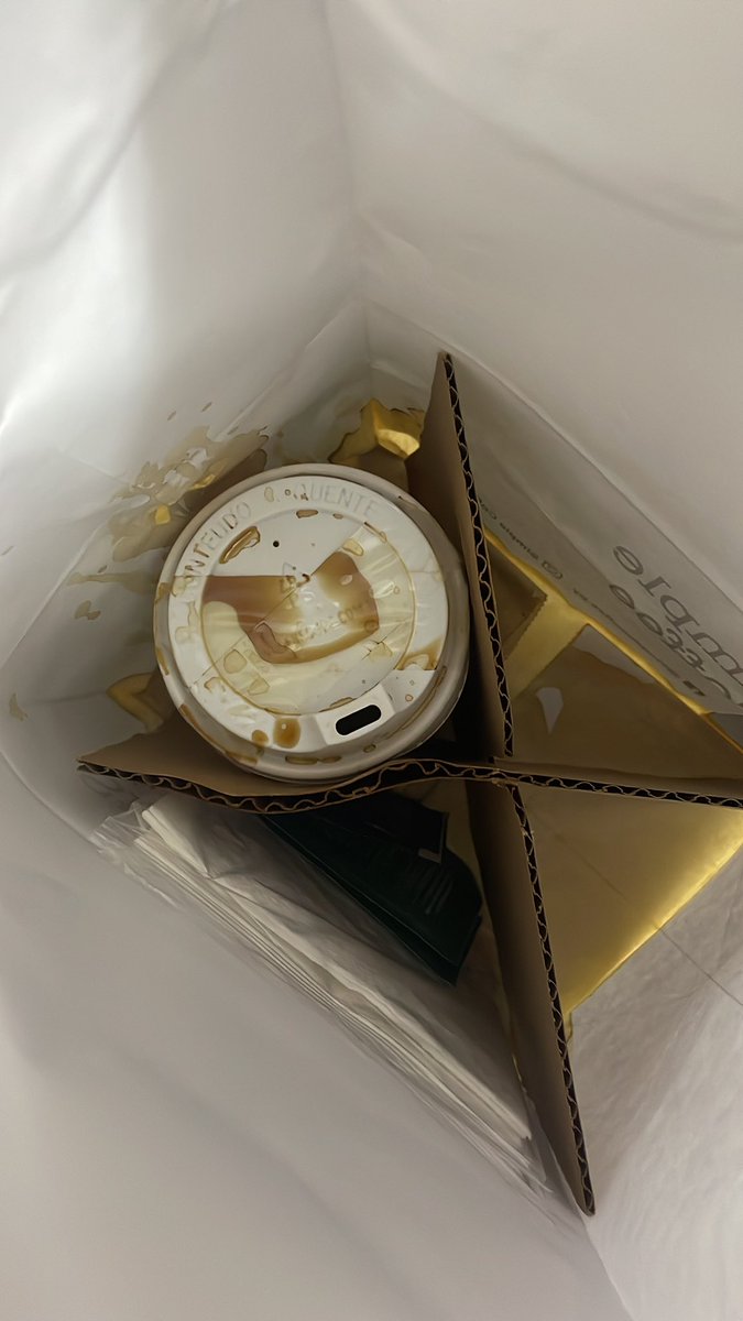 Minnieboom's tweet photo. La mala suerte me persigue!! Pedí un desayuno de un local que se llama #simplecoffee. Me llego el vaso sucio con rastros de café. Escribo para hacer el reclamo y por suerte que son amables eh. https://t.co/24AsFN0hh5