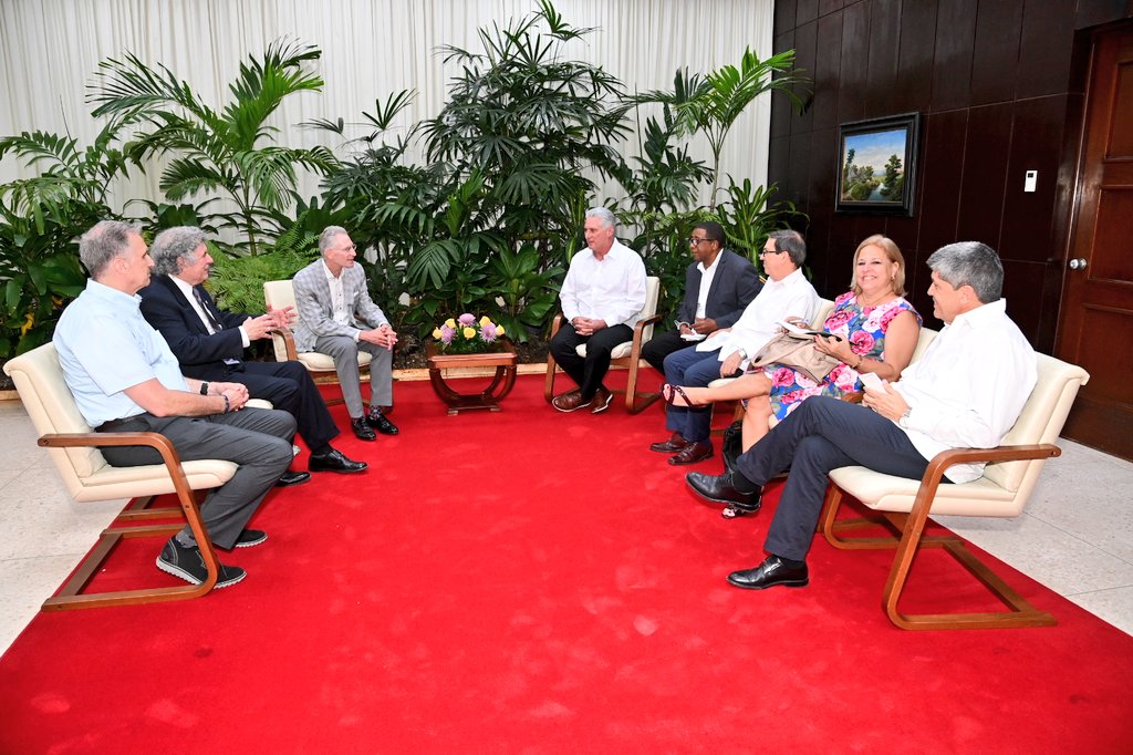 Recibí a Mark Baum, vicepdte de la Asociación de la Industria de Alimentos de EEUU, acompañado por Jorge Ignacio Fernández, pdte de la Fundación Hope for #Cuba. 

Intercambiamos sobre potencialidades de negocios entre ambos países e impedimentos que impone el bloqueo económico.
