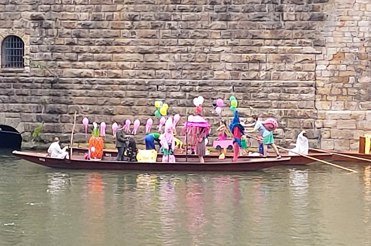 Heute war Stocherkahnrennen in #Tübingen! Das Wetter war dafür ideal. Gewonnen  hat das Team ATV! Arminia. Verlierer ist die Turnerschaft Hohenstaufia. Der Kostümpreis (SpongeBob) geht an den Kahn der Geowissenschaftler! #Fronleichnam #visittuebingen #weAreGermany