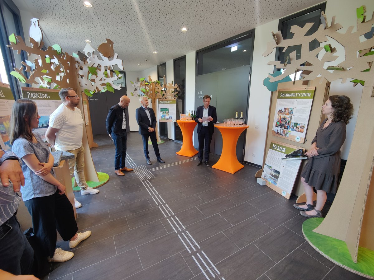 Afgelopen week werd de expositie Duurzaam Bouwen & Infrastructuur geopend in het gemeentehuis @StadtKleve. Dank voor de prachtige plek bij de raadzaal & de mooie woorden voor onze internationale #EUGreenLeaf expositie! Ga deze zomer kijken & tag @greenleafwwijk in je posts! 📷