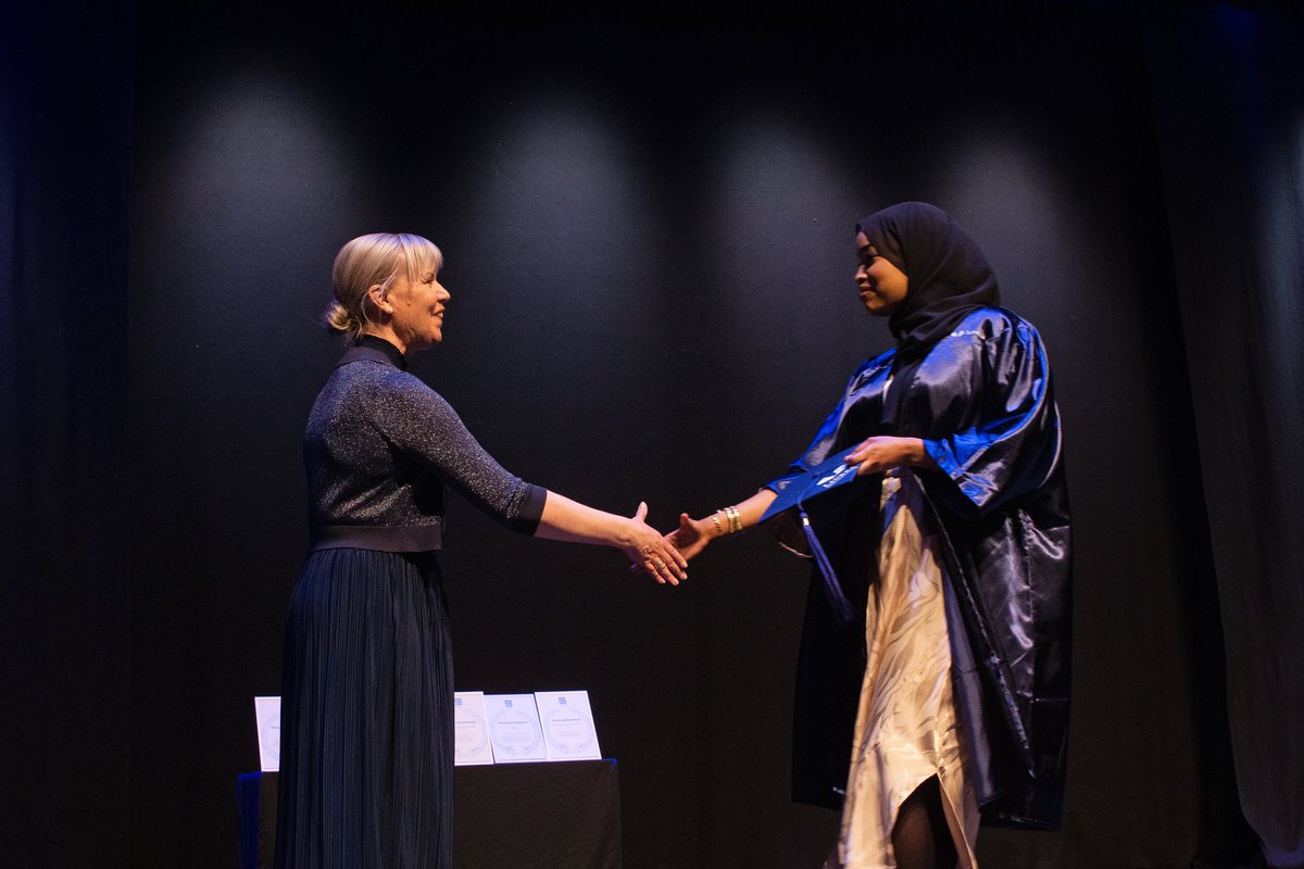 Juhlimme tänään 360 valmistunutta opiskelijaa Helsingin Kulttuuritalolla. 
Kaikkiaan kesäkuussa opintonsa sai Laureassa valmiiksi n. 800 AMK- ja YAMK-tutkinnon suorittanutta opiskelijaa. He liittyvät valmistumisensa myötä Laurean jo yli 35 000 alumnin yhteisöön. Onnittelemme ❤️!