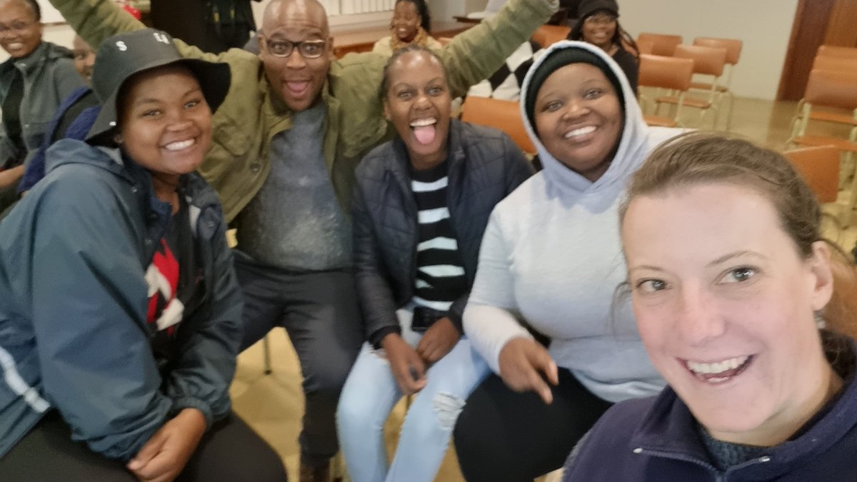 It's #WorldOceanDay 🌊 To celebrate, <a href="/NRF_SAIAB/">SAIAB</a> (created by Andisile Klaas) hosted a fun ocean-themed quiz! Team Blue (pictured; Vuyo Mxo of <a href="/ImiseeProject/">IMIsEE Project</a>, <a href="/Pule_mp/">Pule Mpopetsi</a>, <a href="/DmMukhari/">Dinah Mukhari</a> and Zinzi Somana), were the eventual winners 🙌🏆
#marinescience
