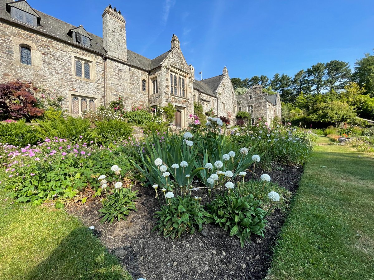 CoteheleNT's tweet photo. House and gardens look beautiful against a #bluesky. Have you visited this spring? Share your #favouriteview in the comments! https://t.co/XwAmtNbOLg