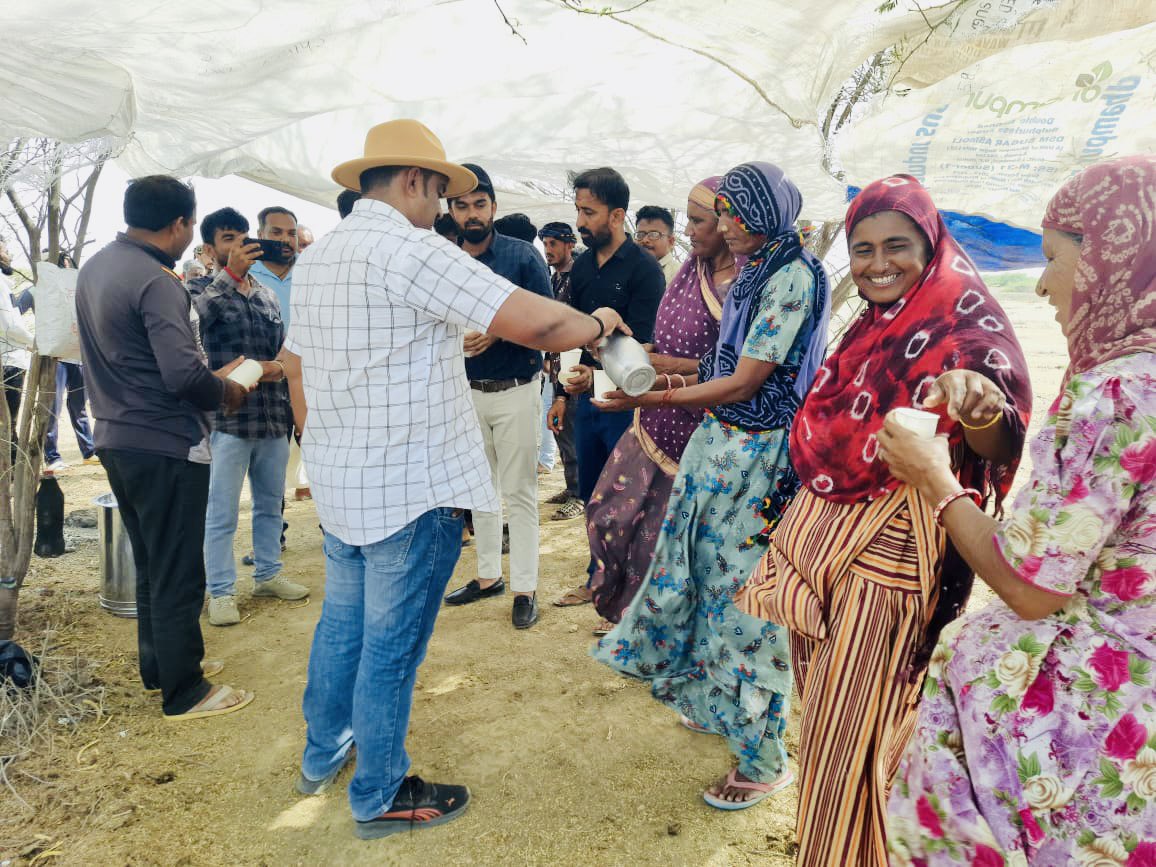 લખપત તાલુકામાં ચાલતા મનરેગા અંતર્ગતના કામની ધારાસભ્યશ્રી અબડાસા <a href="/pmjadejamla/">P.M.Jadeja</a> દ્રારા મુલાકાત કરવામાં આવી અને મનરેગા શ્રમિકો ને ધારાસભ્યશ્રીના હસ્તે છાસ વિતરણ કરવામાં આવ્યું. <a href="/KutchDdo/">DDO Kutch</a> @CollectorKutch <a href="/CMOGuj/">CMO Gujarat</a> @Bhujmahiti <a href="/bachubhaikhabad/">Bachubhai Khabad</a> <a href="/DrdaKachchh/">DirectorDRDAKachchh (Kutch)</a> <a href="/VinodChavdaBJP/">Vinod Chavda 🇮🇳</a>