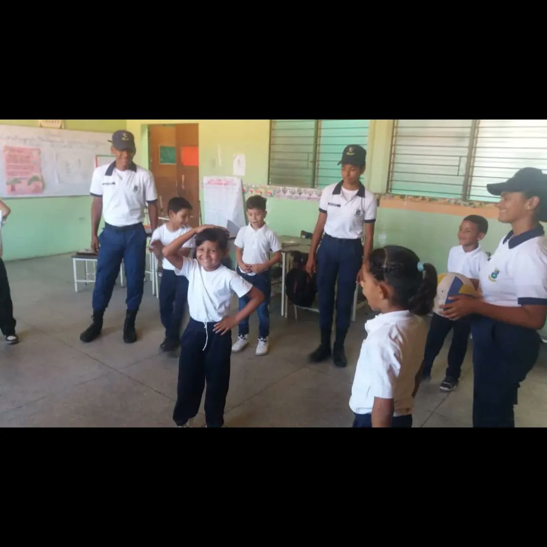 Estudiantes del Curso Básico de Formación de Oficiales №16 realizaron actividades recreativas con estudiantes de 3er grado de la Escuela Carlos Sampayo de Carora.
#VenezuelaEsUniónYCooperación