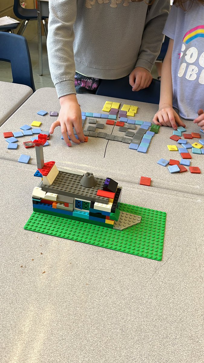 CVatOP's tweet photo. More indoor recess moments! “My name in Japanese” &amp; symmetry games in gr 2A (Voight) @orioleparkjps @tdsb @TDSB_MHWB @TDSBmath 
Staying safe. Having fun w/loose parts. https://t.co/JnrfWeF5DW