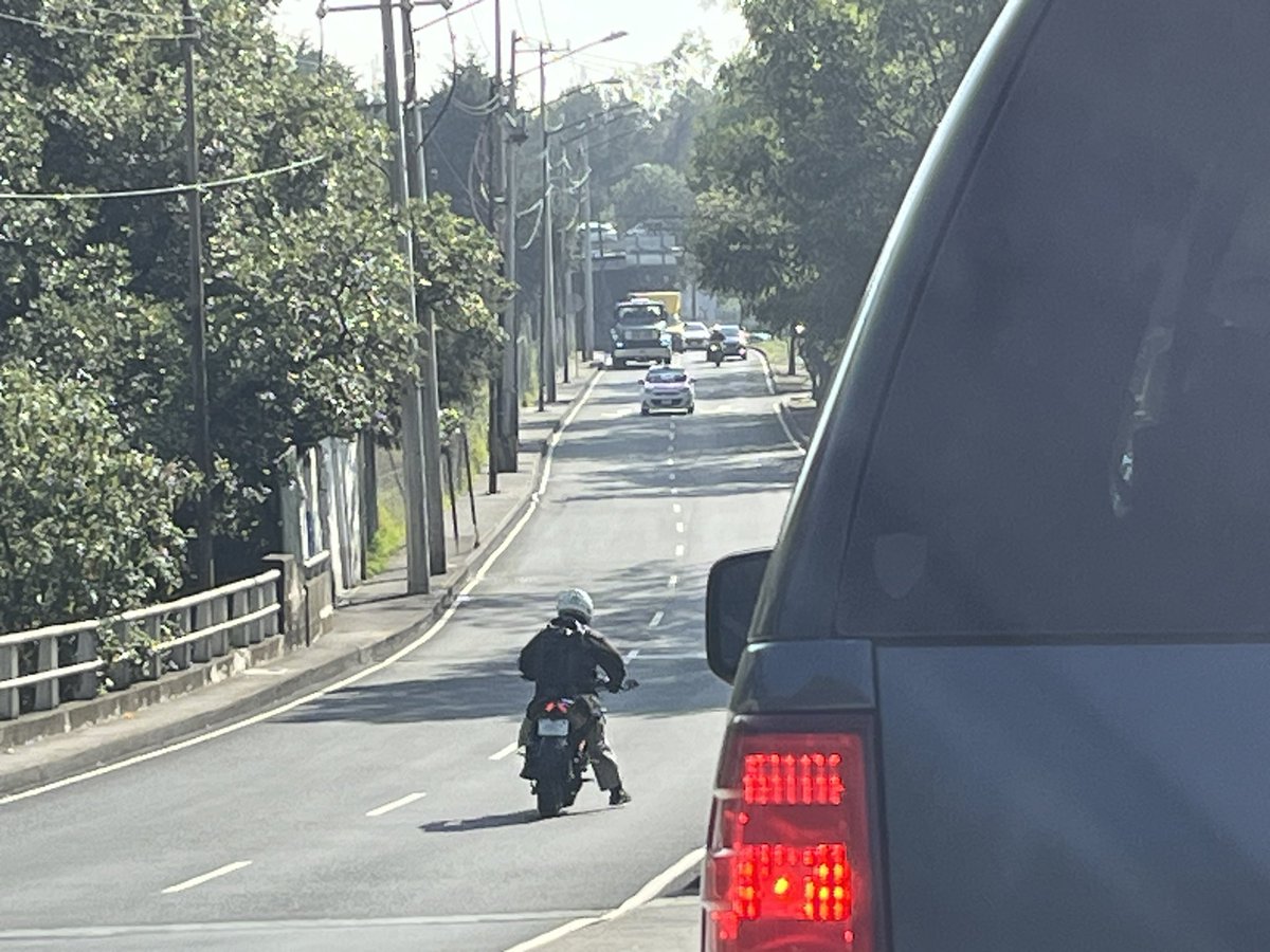 karlinwentz's tweet photo. ¿Por qué si los que venimos en el coche tenemos que chutar nos el tráfico, los amigos de moto tienen derecho hasta de subirse al camellón e ir en sentido contrario exponiendo a la gente? @lialimon @LaSEMOVI @UCS_GCDMX https://t.co/nAvGb73wLx