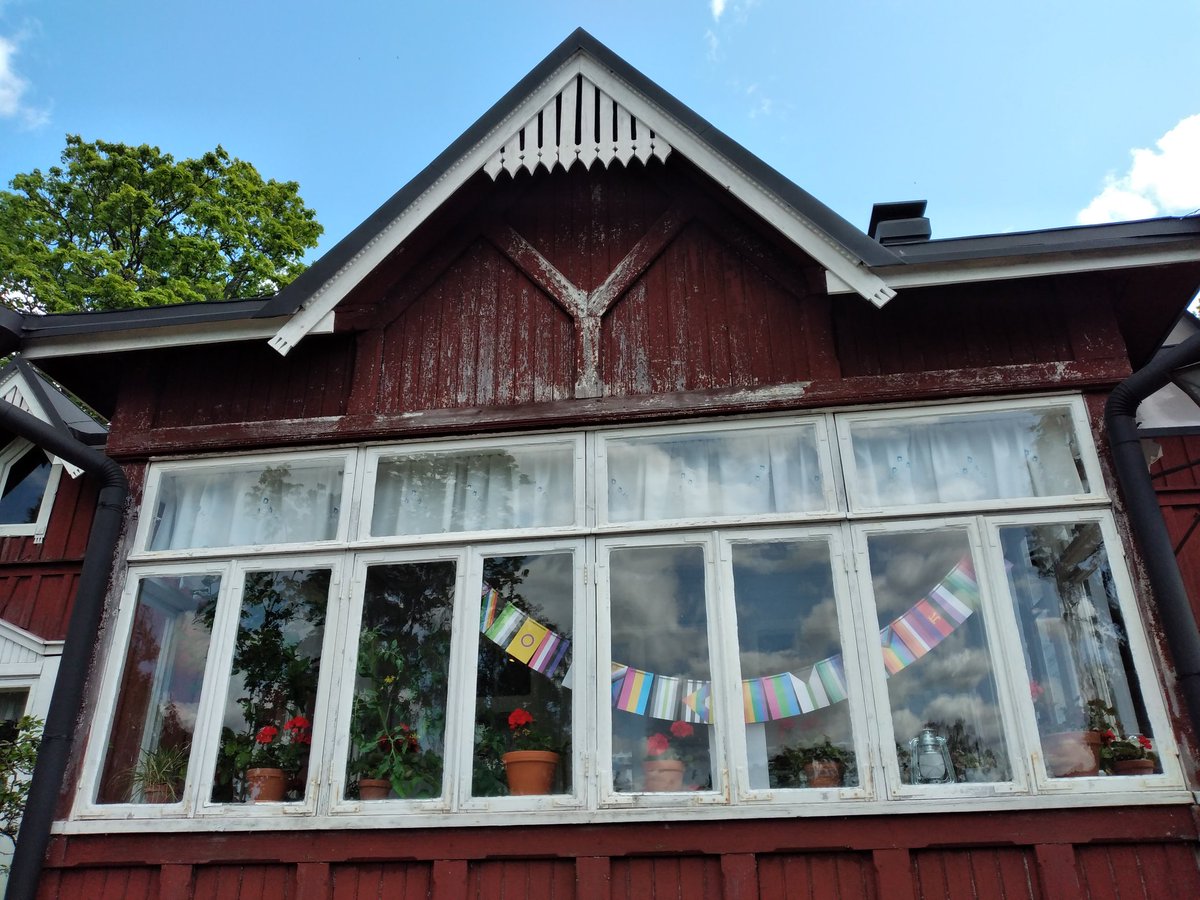 hiilisielu's tweet photo. 🌈#VieMaahanSatujen
Eilen #Glims talomuseolla #Espoo
Viehättävä paikka. Esillä vanhanajan agraarielämää ja talonpitoa. Oli lampaita, lapsiperheitä, päiväkotiryhmiä, mummoja ja raparperipiirakkaa caféssa 🌞
Koin oloni turvalliseksi silti vasta kun näin Queer-kulttuuria 🇺🇸sta
😁 https://t.co/uZ0u5YQILT