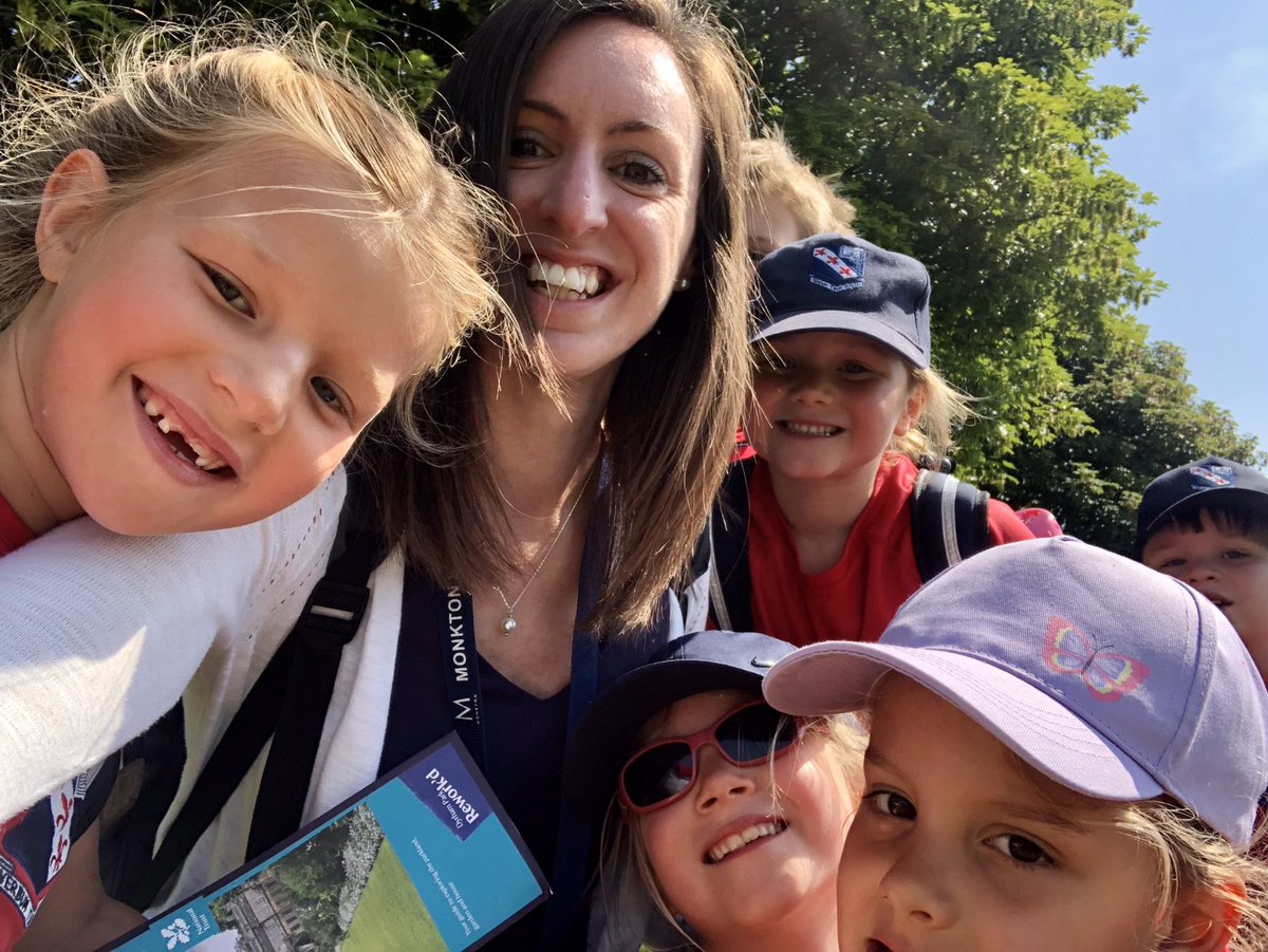 MonktonYear1's tweet photo. Many smiley happy faces and a popcorn pyramid!! 😎🍿#MonktonYear1 @MonktonTrip https://t.co/vtry6SnWNM
