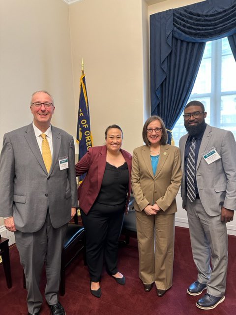 IntlPaperGR's tweet image. International Paper is a force on Capitol Hill! IP Gov’t Relations had the pleasure of hosting CEO Mark Sutton, along w/ dedicated members of the IP-PAC Board of Directors for an annual fly-in. Special thanks to the legislative offices who met w/ us. #ProudToBeIP