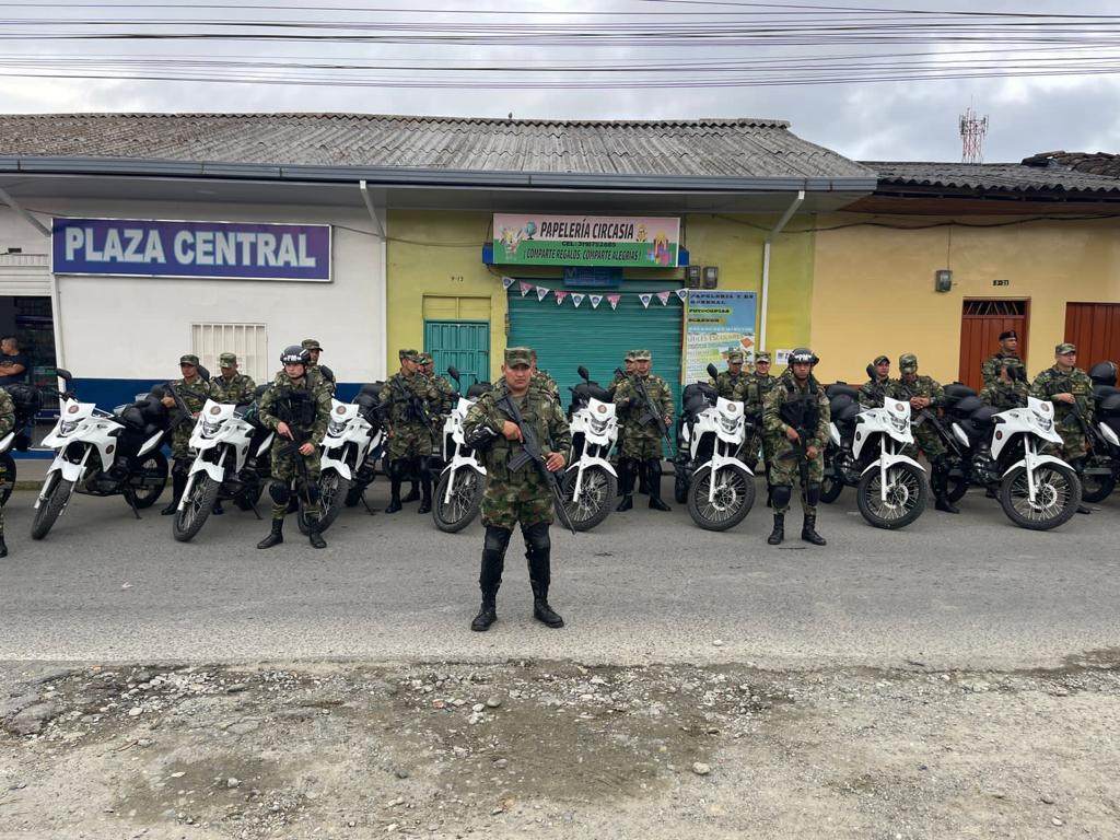 Ingenieros_EJC's tweet photo. El Batallón de Ingenieros N.°8 de @Ejercito_Div5  con apoyo de @PoliciaColombia acompañó la feria ganadera en el municipio de Circasia #Quindío brindando seguridad y tranquilidad a los asistentes del evento. 
#SiempreATuLado https://t.co/StR9U90A9Y