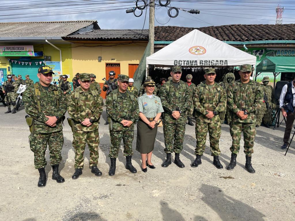 Ingenieros_EJC's tweet photo. El Batallón de Ingenieros N.°8 de @Ejercito_Div5  con apoyo de @PoliciaColombia acompañó la feria ganadera en el municipio de Circasia #Quindío brindando seguridad y tranquilidad a los asistentes del evento. 
#SiempreATuLado https://t.co/StR9U90A9Y