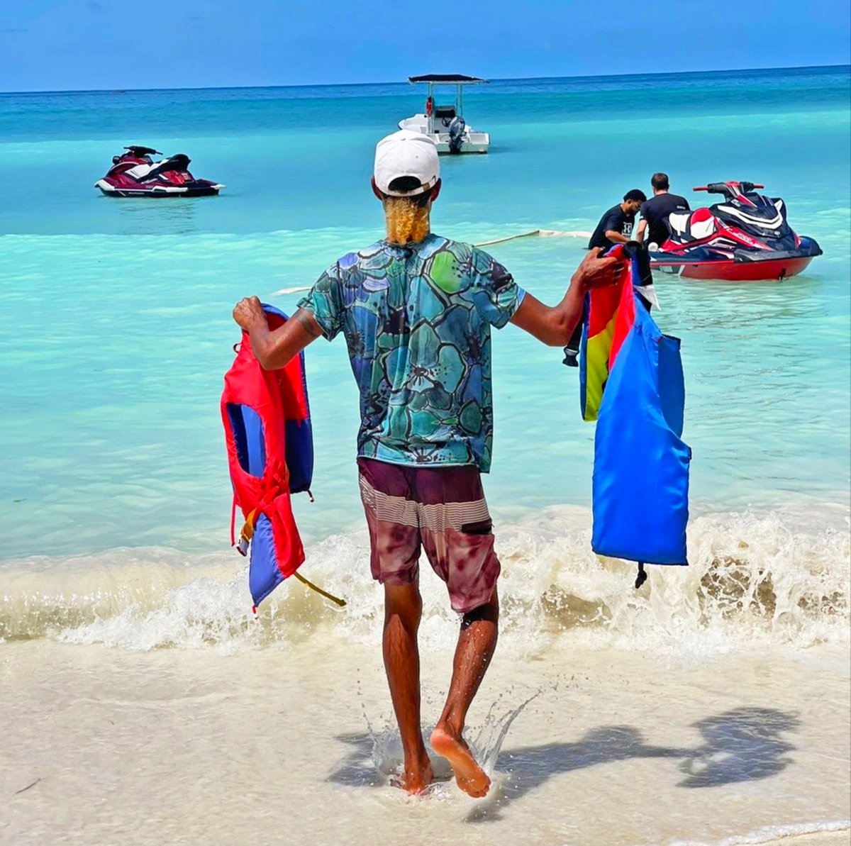 Let's have fun but safety first🌞🏝️🌊
.
skydive.sc/fly-seychelles…
.
#watersports #islandlife #jetskis #waterlovers #tropicalislands #adrenalinejunkies #extreme #flyseychelles #fun #outdoors #activelife #extremesports