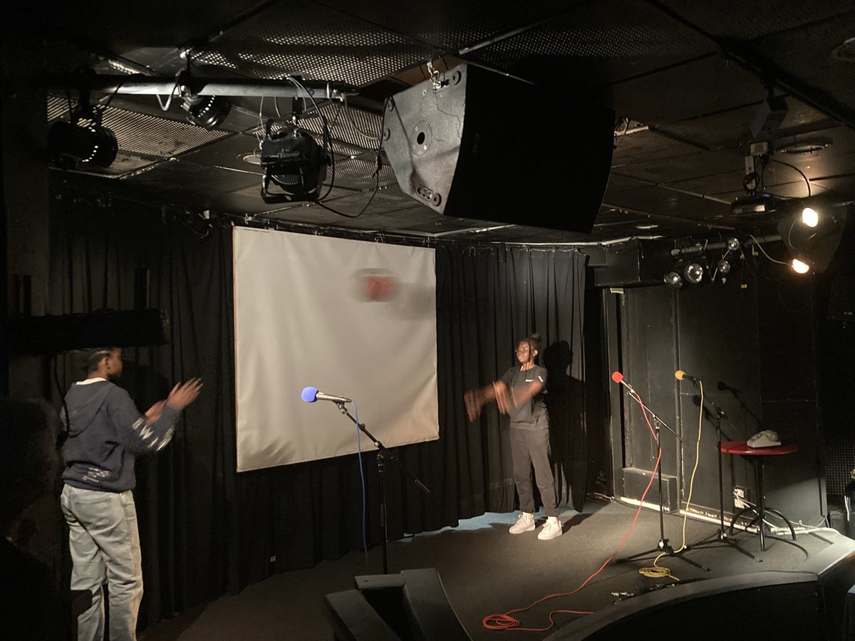 Jeudi dernier à l'Espace Léo Ferré, les 5e du collège Kerhallet de Bellevue à @BrestFr sont monté·es sur scène pour exprimer leurs fiertés !

Une résidence soutenue par la Drac Bretagne (<a href="/MinistereCC/">Ministère de la Culture 🇫🇷</a> ), la ville de Brest (Projet Éducatif et Citoyen) et le collège de Kerhallet.