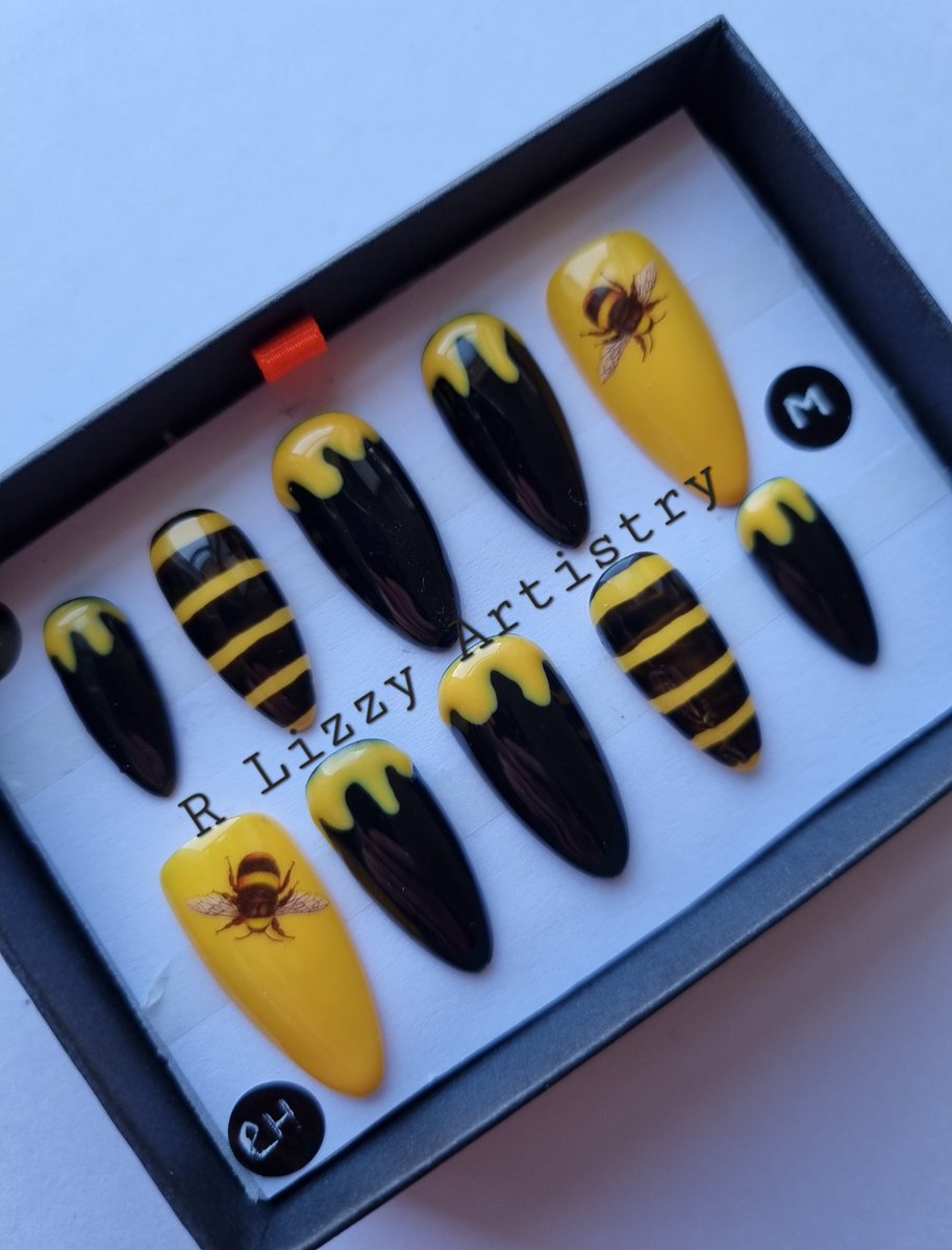 RLizzyArtistry's tweet photo. Thanks for the kind words! ★★★★★ "Amazing nail set true to size and super well made and sturdy, colours are vibrant too, overall really happy with these." Luke https://t.co/hejwhmlc7c #etsy #pressons #pressonnails #bumblebee #hunny #beetheme #beenails #beepressons #bee https://t.co/RfqTeIBFWq