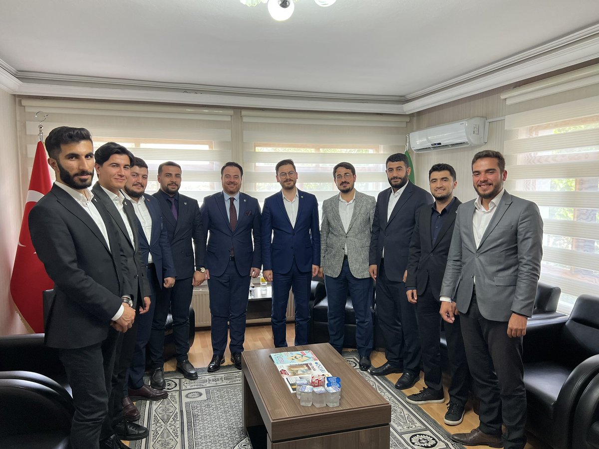 gencrefah's tweet photo. Gençlik Kolları Genel Başkanımız Melih Güner ve Başkanlık Divanı üyelerimiz, HÜDA PAR Gençlik Kolları Genel Başkanı Hamdullah Bey ve ekibini ziyaret etti. Aile’nin korunması ve Gençliğin manevi değerlerinin yıpratılmaması konusunda yapılması gereken adımlar üzerine konuşuldu. Misafirperverlikleri için teşekkür ederiz.