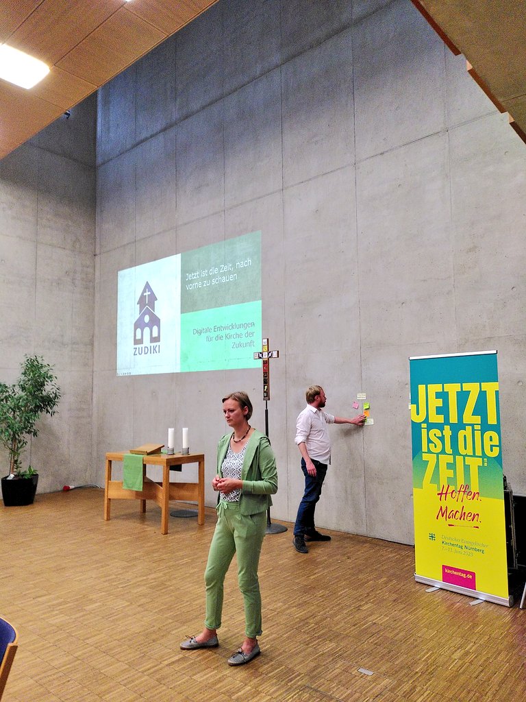 Passendes Ambiente im Gemeindesaal von St. Paul für den gut besuchten Workshop zur Zukunft Digitale Kirche beim <a href="/kirchentag_de/">Dt. Ev. Kirchentag</a> von unseren GFs <a href="/MarieSirrenberg/">Marie Sirrenberg</a>  und <a href="/wytzekempenaar/">Wytze</a>. #ZUDIKI #Kirchentag #DEKT #digitalekirche