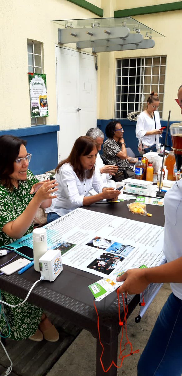 CaliChispa's tweet photo. Seguimos haciendo activismo por el aire limpio. En el marco del Día Internacional del Medio Ambiente conversamos con funcionarios de la Secretaría de Salud sobre las acciones de la red ciudadana de monitoreo del aire. ¡@CaliChispa y #TángaraCali presentes! https://t.co/kk8XQpCkjK