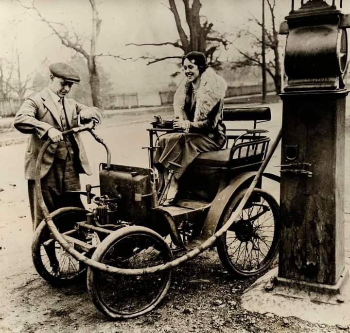 RodneyS26116536's tweet photo. Service Station of the 20's 
#ThrowbacThursday https://t.co/A8EaZcEeXx