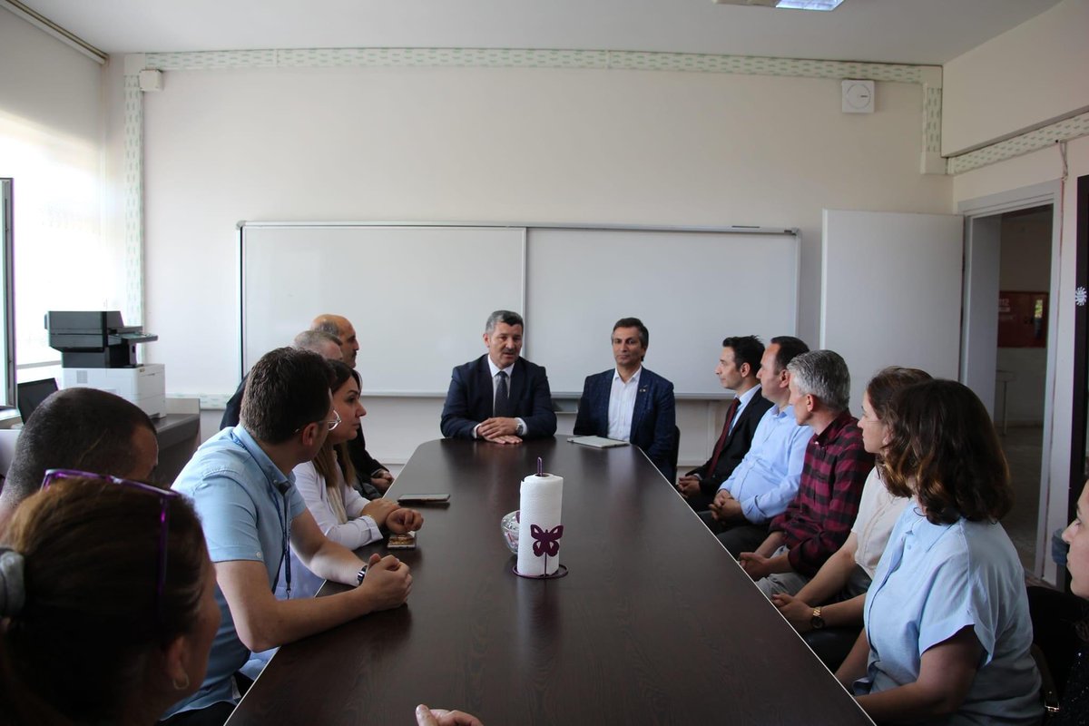 İl Millî Eğitim Müdürümüz Sayın Ahmet ÖZDEMİR okulumuzu ziyaret etmiştir. Müdürümüz ziyaretlerinde öğretmenlerimizle bir araya gelerek eğitim öğretimle ilgili değerlendirmelerde bulunmuştur. Kendilerine teşekkür ederiz. <a href="/tokatmem/">Tokat İl Milli Eğitim Müdürlüğü</a> <a href="/ahmetozdemirmem/">Ahmet Özdemir</a>