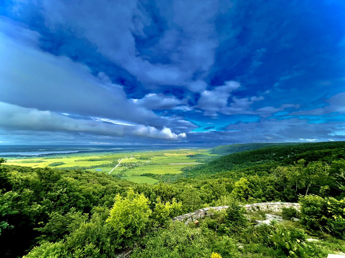 L’air pur est de retour dan le parc de la #Gatineau ce matin. Attention au #ours, j’en ai croisé un très gros en descendant la promenade Fortune <a href="/CCN_ParcGat/">Parc de la Gatineau</a> #velo