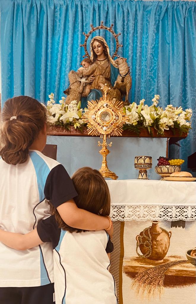 Celebramos 🎉la festividad del Corpus Christi ✝️centrando nuestra mirada creyente en la Eucaristía. ⛪️
En nuestro altar del Corpus 🙏🏻del colegio🏫hacemos presente todas las realidades de nuestra comunidad educativa. 💙¡Feliz día a todos/as!💙

#CalasanciasSevilla
